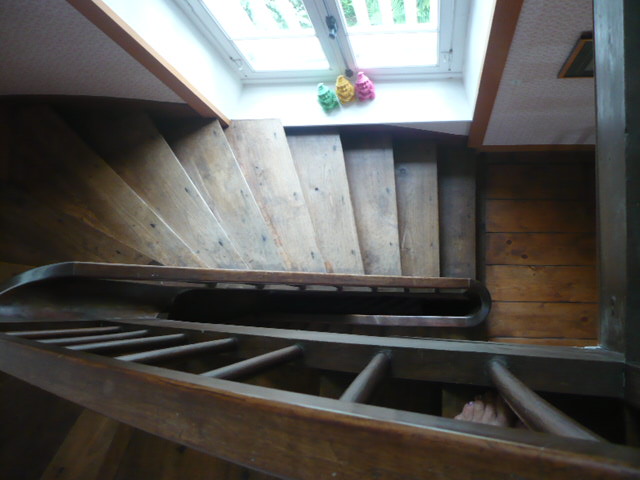 Escalier ancien en bois de la Location de Vacances Saint Briac